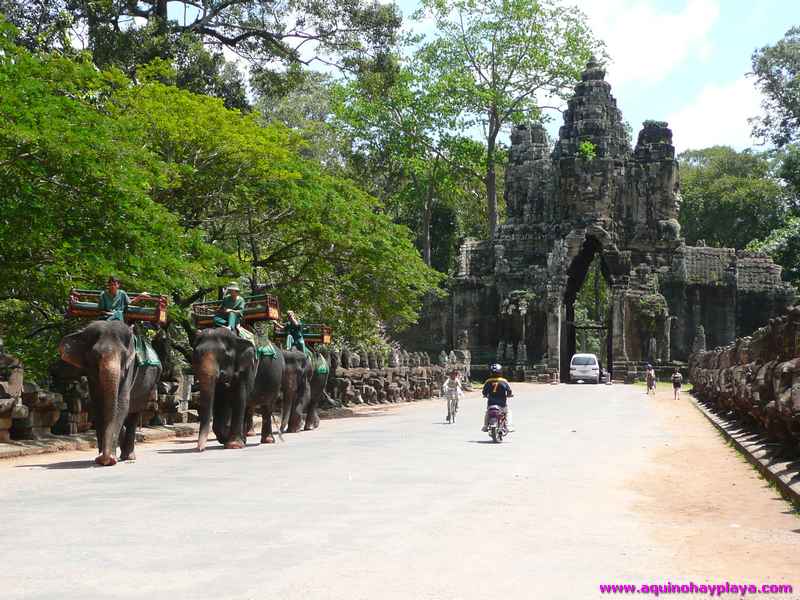 2007_07_15-CAMBOYA_001-ANGKOR_puertasurAngkorTom.jpg