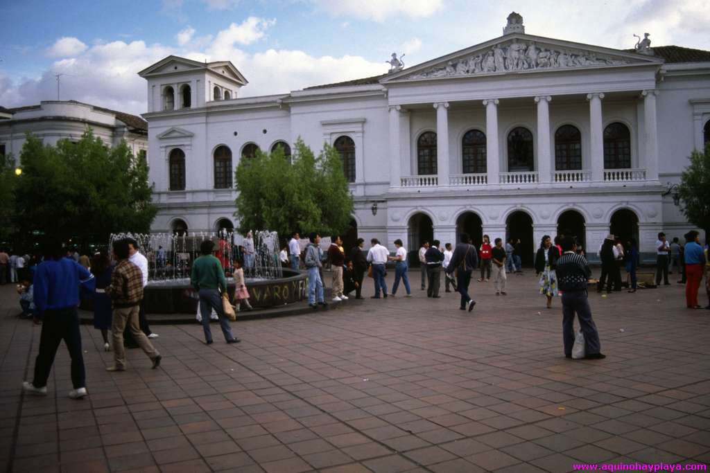 1990_07_ECUADOR_002-Quito-teatro.jpg